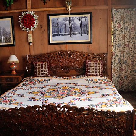 Heritage Geneva House Boat Srinagar  Luaran gambar