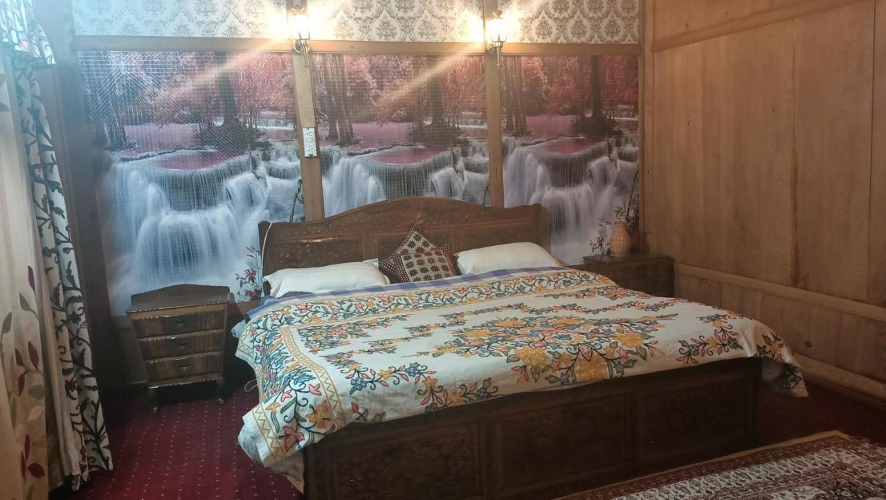 Heritage Geneva House Boat Srinagar  Luaran gambar
