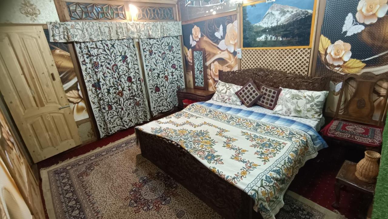 Heritage Geneva House Boat Srinagar  Luaran gambar