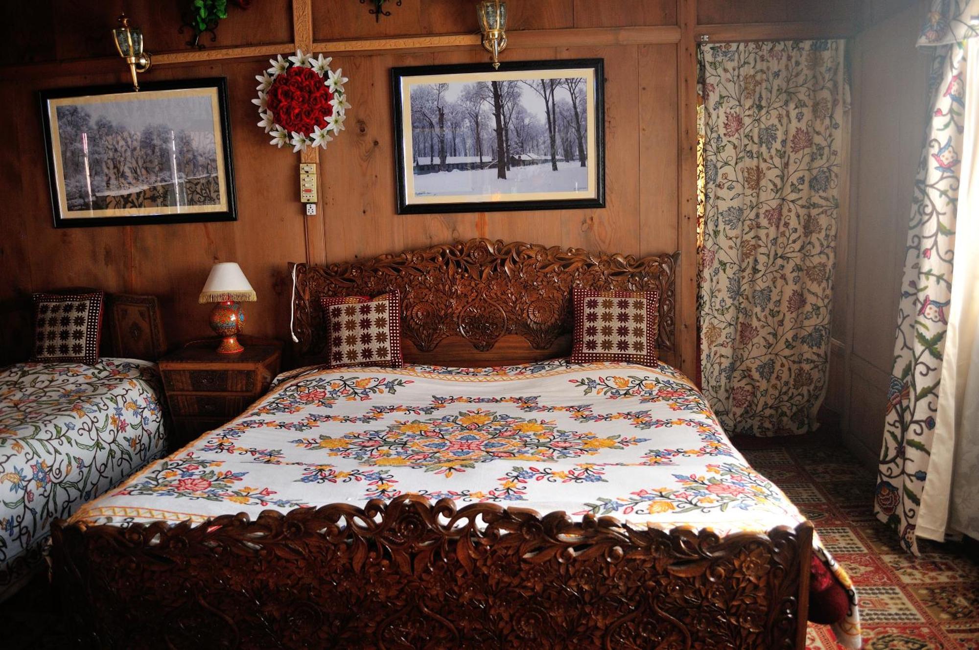 Heritage Geneva House Boat Srinagar  Luaran gambar