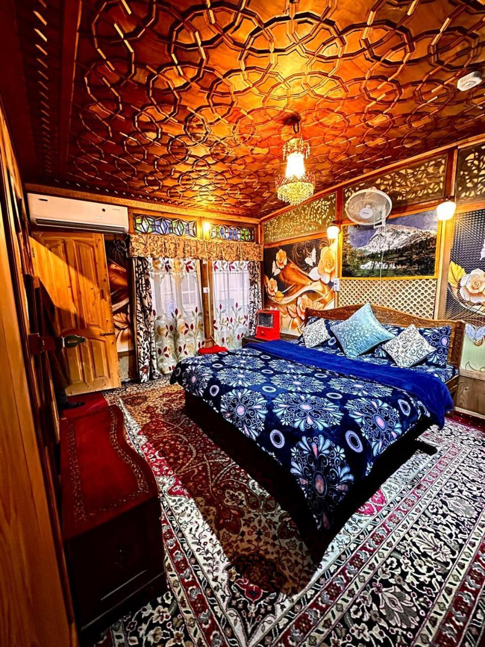 Heritage Geneva House Boat Srinagar  Luaran gambar