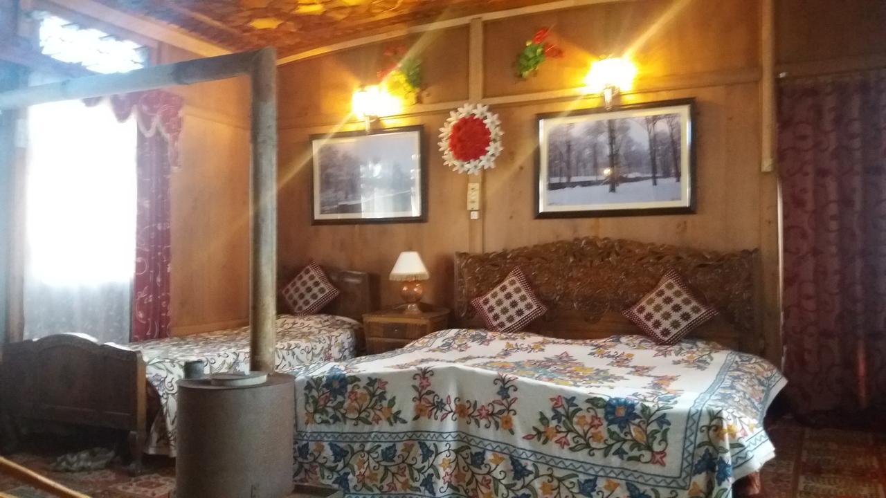 Heritage Geneva House Boat Srinagar  Luaran gambar
