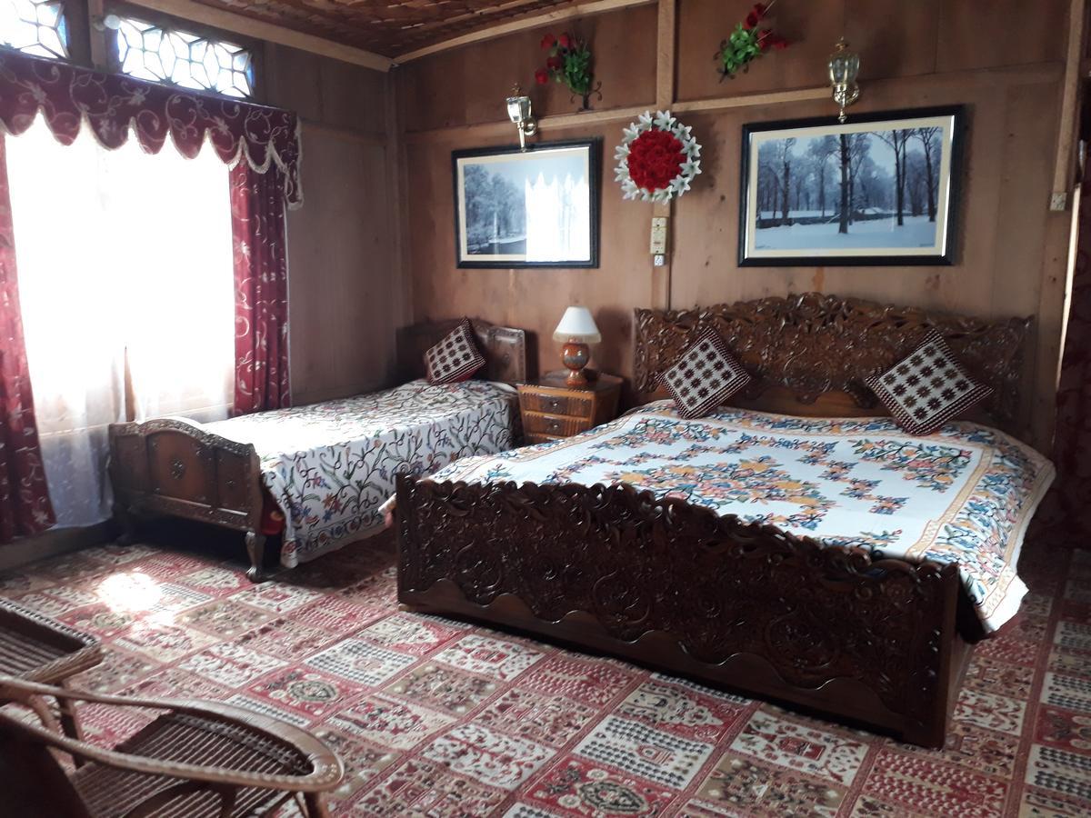 Heritage Geneva House Boat Srinagar  Luaran gambar