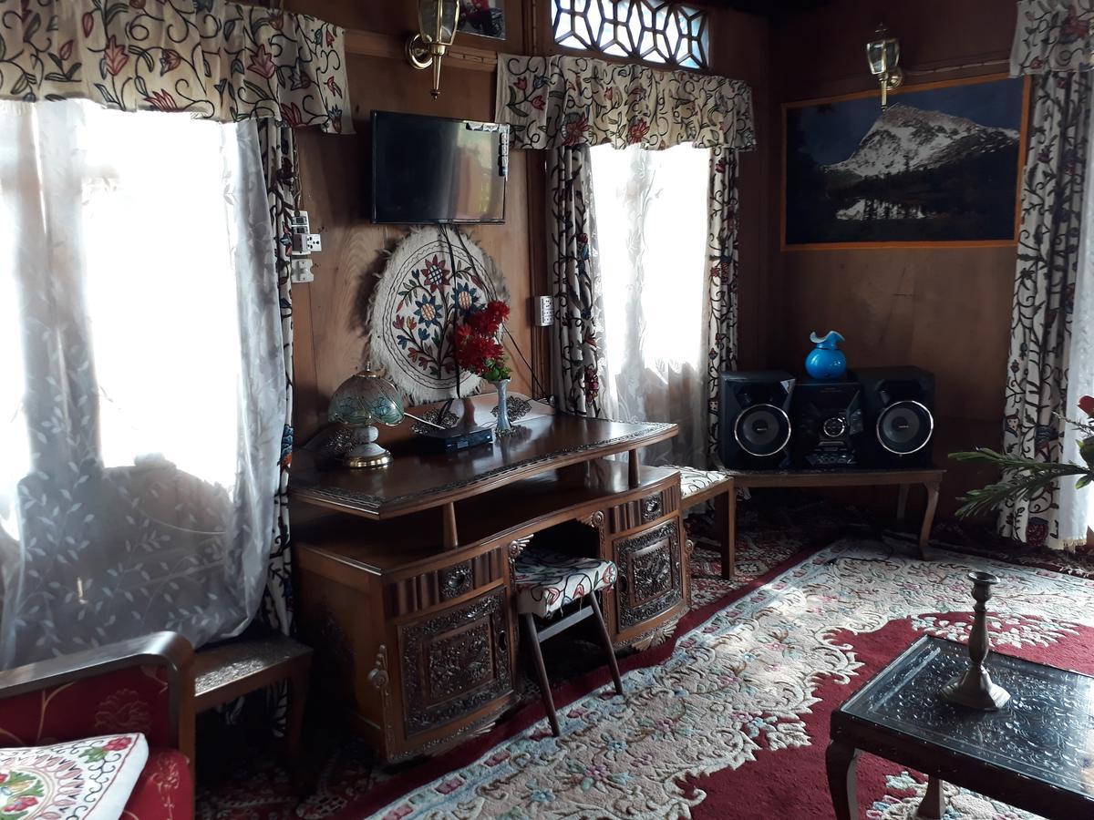 Heritage Geneva House Boat Srinagar  Luaran gambar