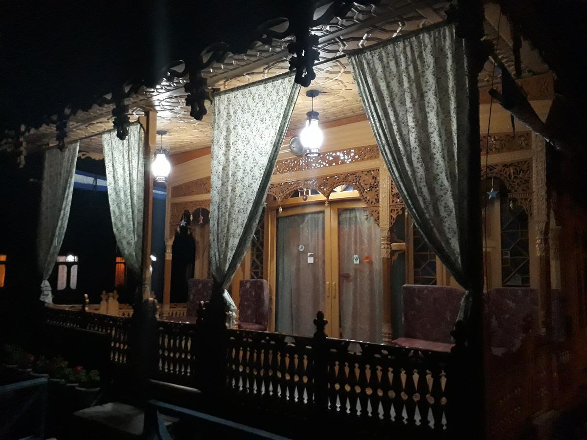Heritage Geneva House Boat Srinagar  Luaran gambar