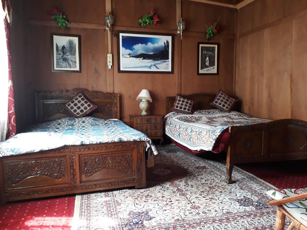 Heritage Geneva House Boat Srinagar  Luaran gambar