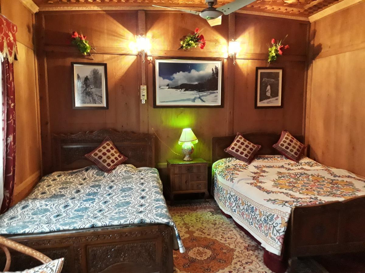 Heritage Geneva House Boat Srinagar  Luaran gambar