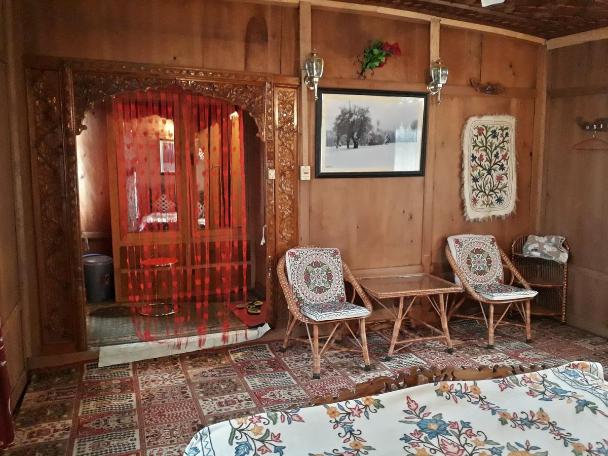Heritage Geneva House Boat Srinagar  Luaran gambar