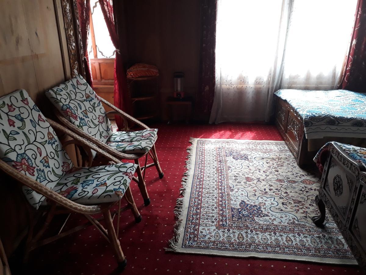 Heritage Geneva House Boat Srinagar  Luaran gambar