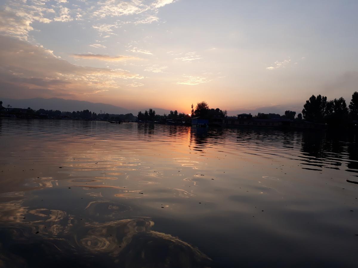 Heritage Geneva House Boat Srinagar  Luaran gambar