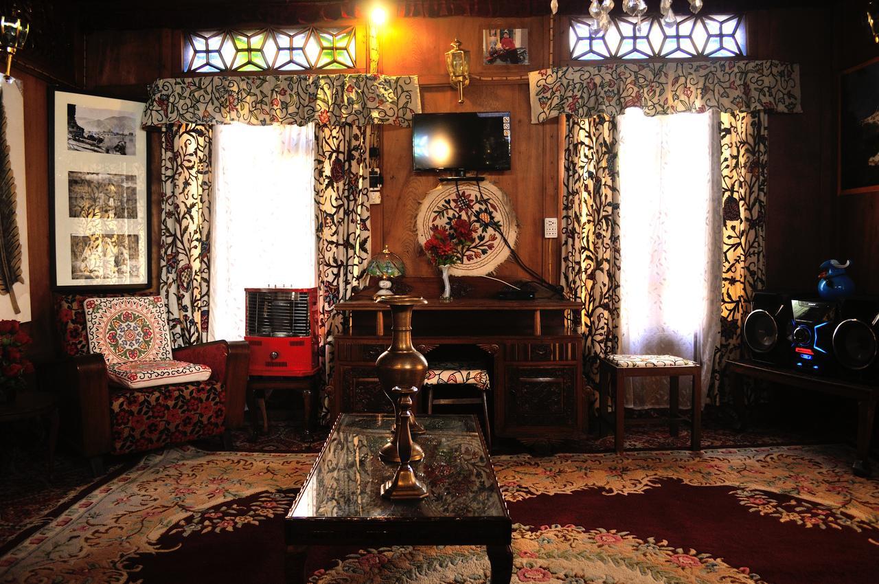 Heritage Geneva House Boat Srinagar  Luaran gambar