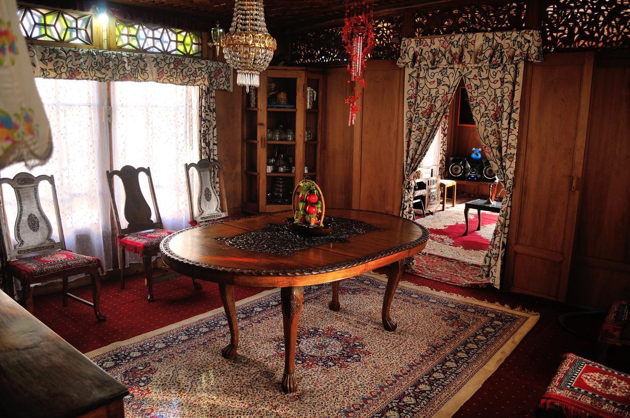 Heritage Geneva House Boat Srinagar  Luaran gambar
