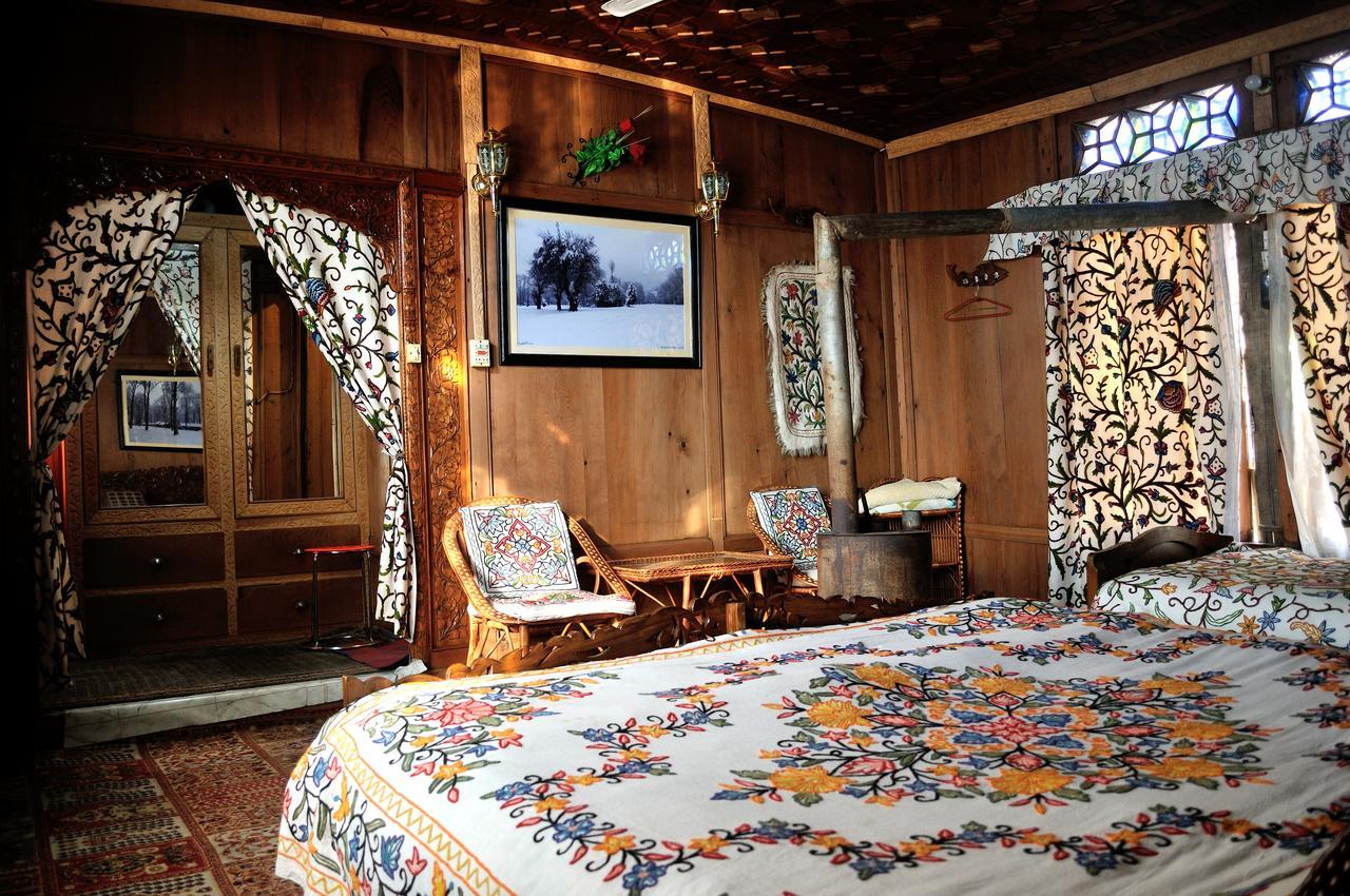 Heritage Geneva House Boat Srinagar  Luaran gambar