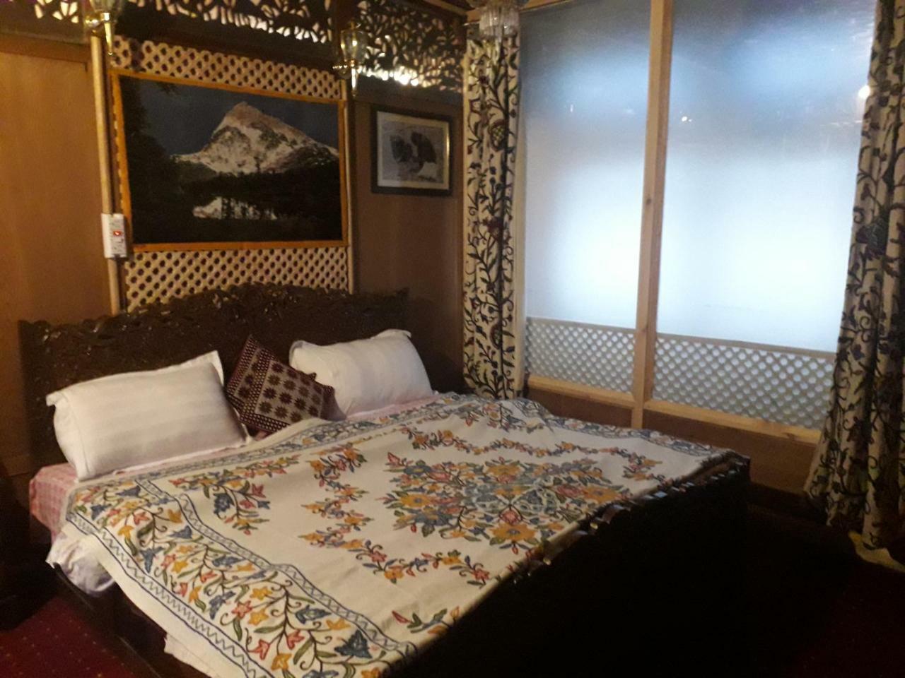 Heritage Geneva House Boat Srinagar  Luaran gambar