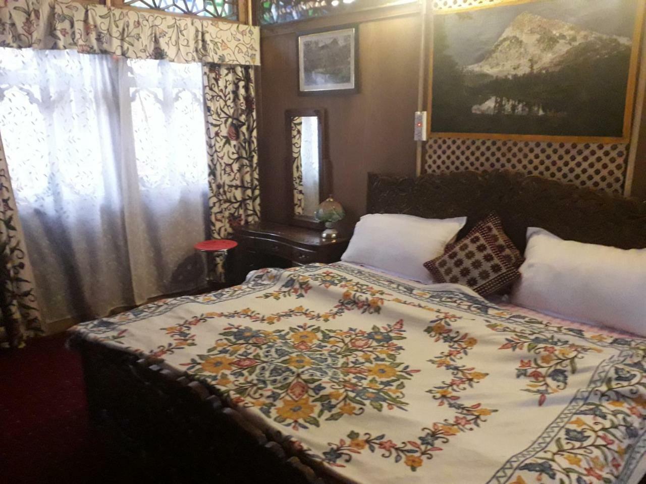 Heritage Geneva House Boat Srinagar  Luaran gambar