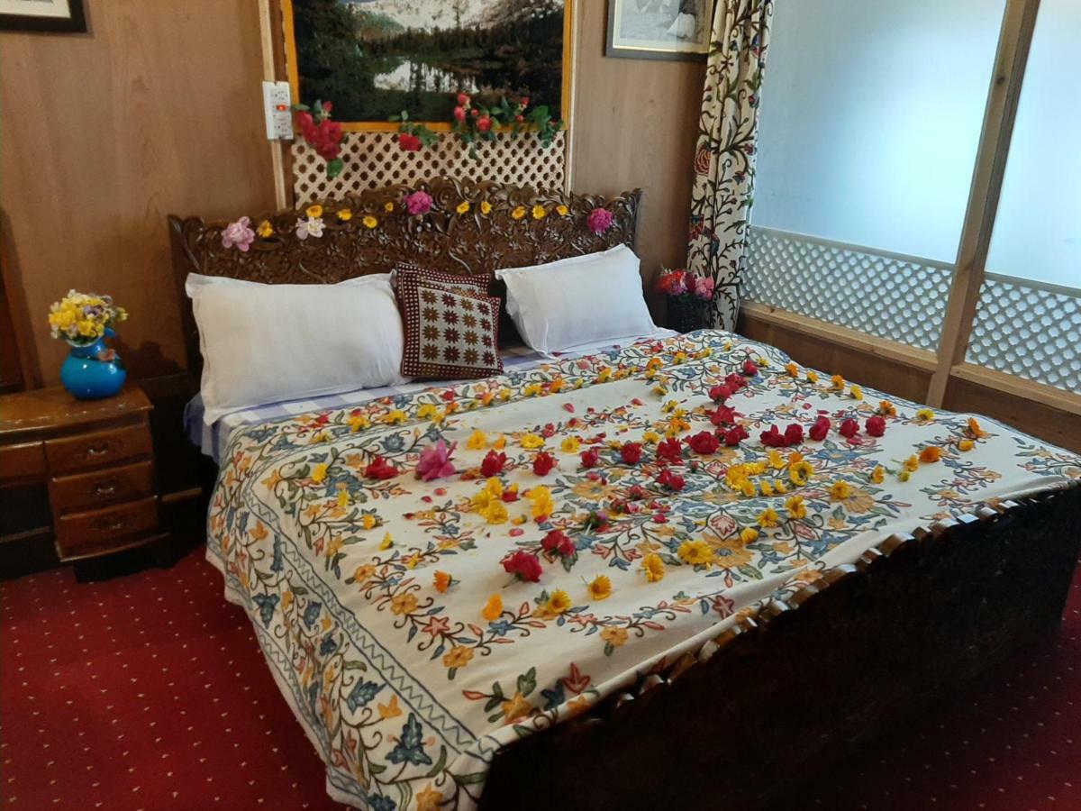 Heritage Geneva House Boat Srinagar  Luaran gambar