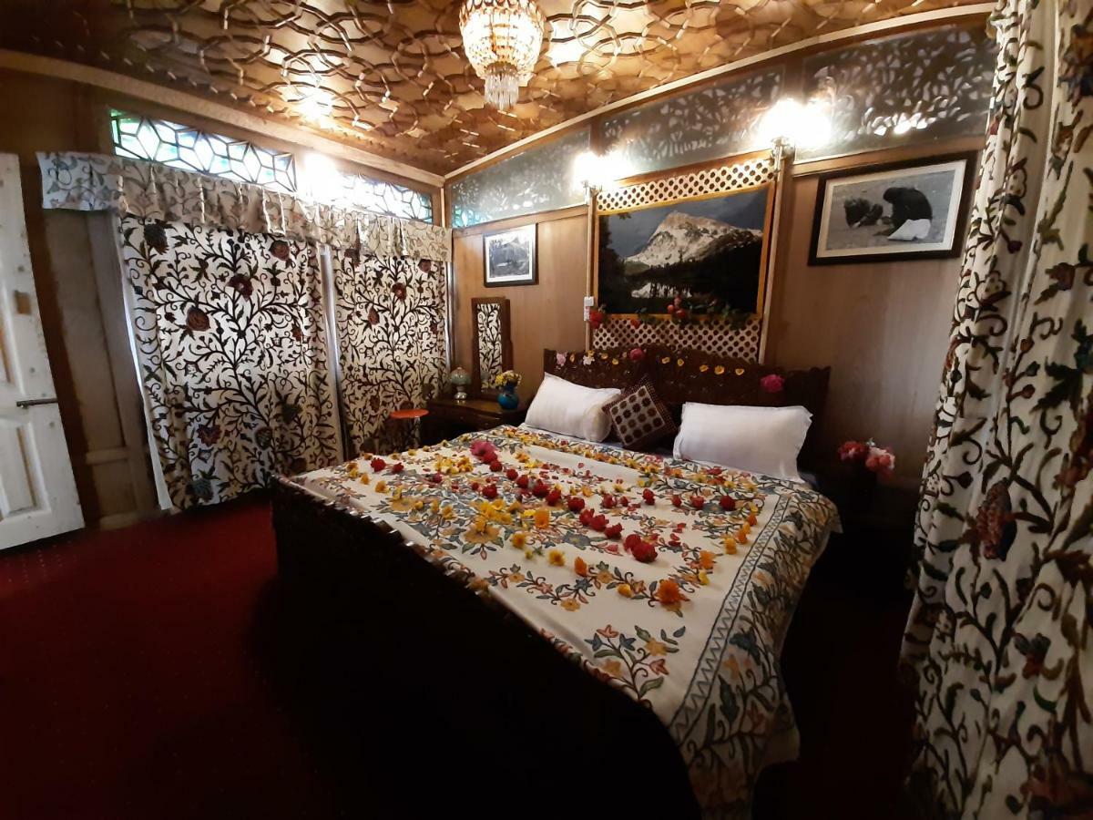 Heritage Geneva House Boat Srinagar  Luaran gambar