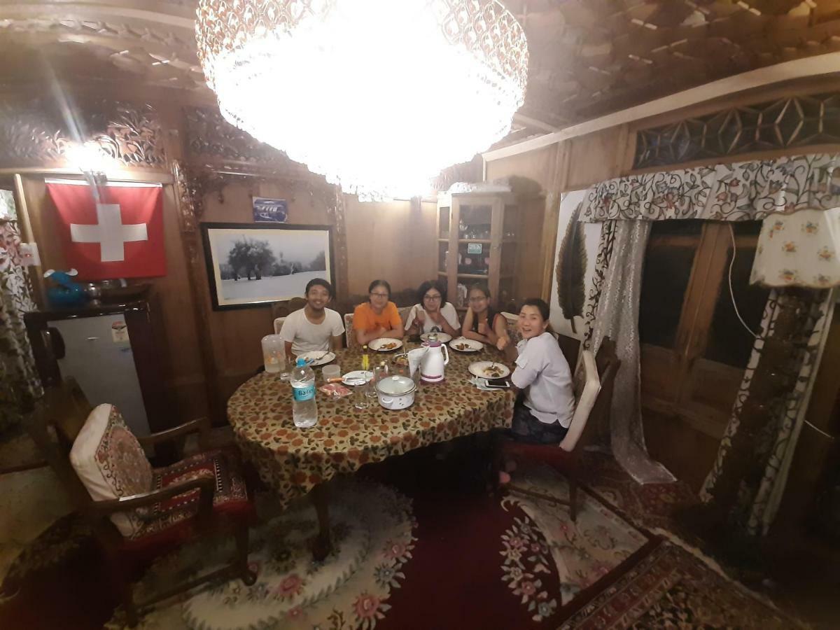 Heritage Geneva House Boat Srinagar  Luaran gambar